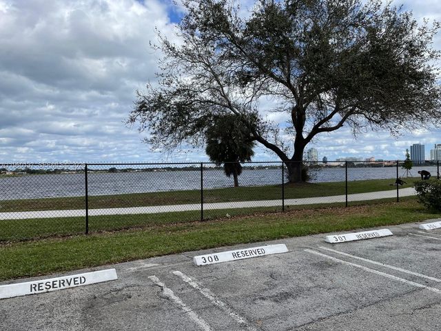 470 Executive Center Dr 1C, West Palm Beach, FL 33401