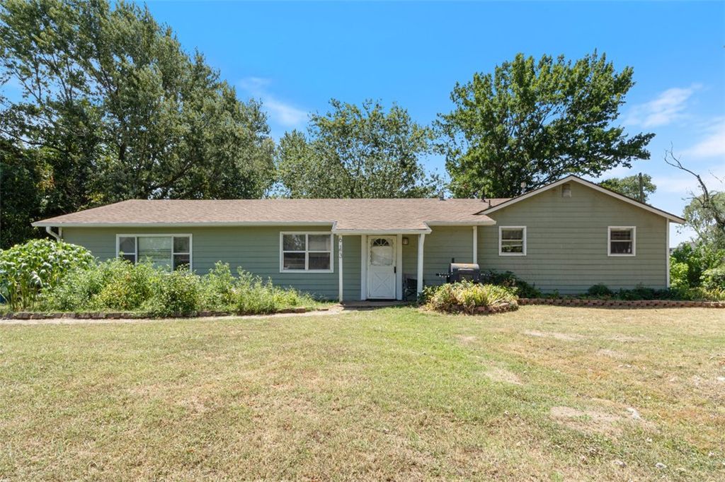 613 W Arkansas Street, Gentry, AR 72734