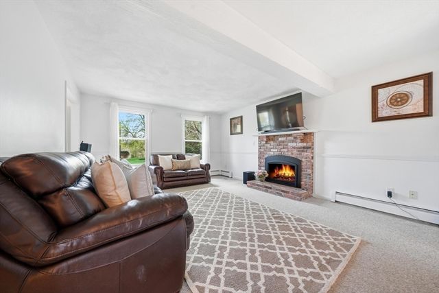 8 Villanova Dr, Westford, MA 01886