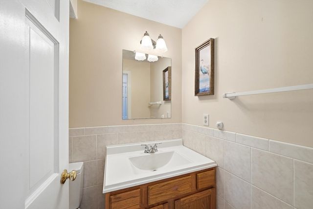 8 Villanova Dr, Westford, MA 01886