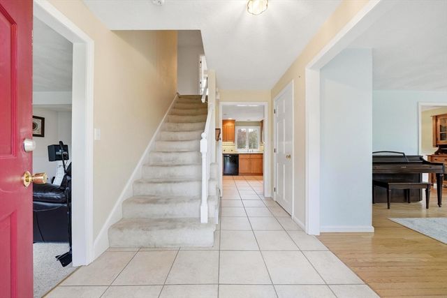 8 Villanova Dr, Westford, MA 01886