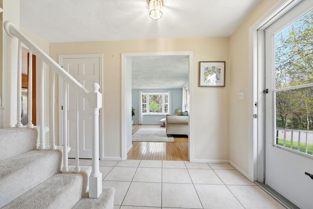 8 Villanova Dr, Westford, MA 01886