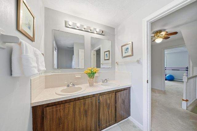 8 Villanova Dr, Westford, MA 01886