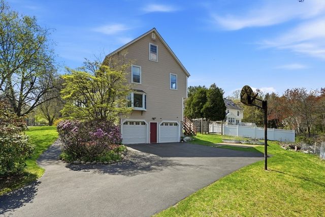 8 Villanova Dr, Westford, MA 01886