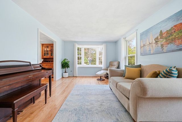 8 Villanova Dr, Westford, MA 01886