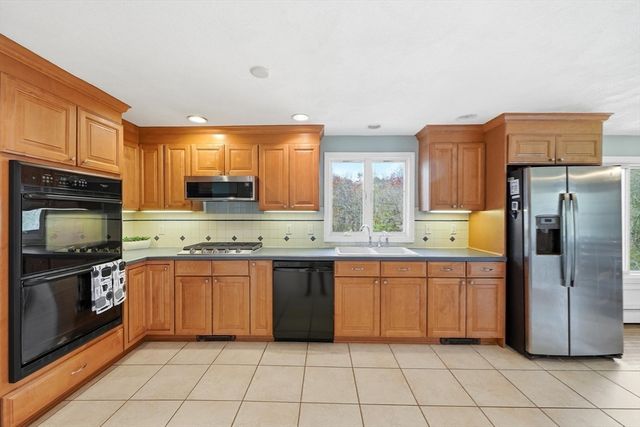 8 Villanova Dr, Westford, MA 01886