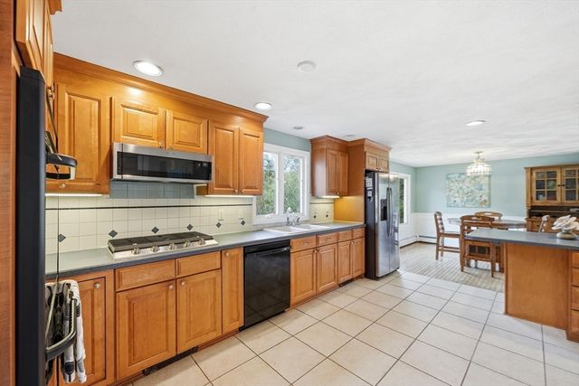 8 Villanova Dr, Westford, MA 01886