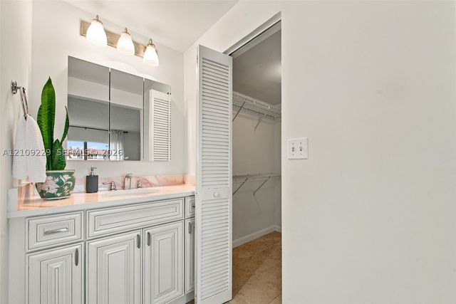 9301 Sunrise Lakes Blvd 105, Sunrise, FL 33322