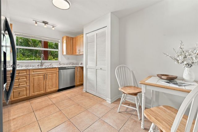 9301 Sunrise Lakes Blvd 105, Sunrise, FL 33322