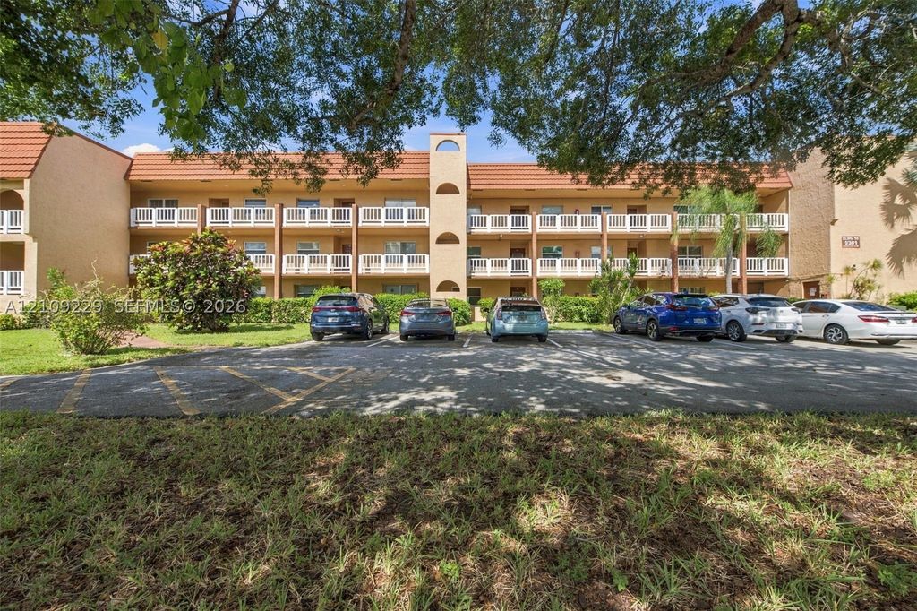 9301 Sunrise Lakes Blvd 105, Sunrise, FL 33322