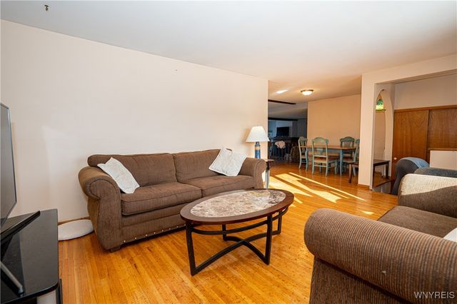 16 Oakwood Drive, Cheektowaga, NY 14227