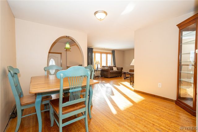 16 Oakwood Drive, Cheektowaga, NY 14227