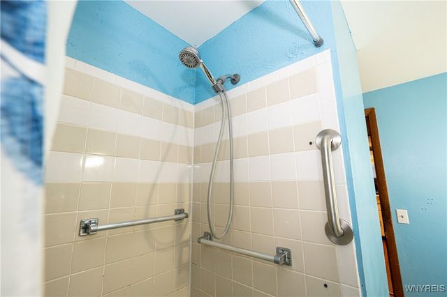 16 Oakwood Drive, Cheektowaga, NY 14227