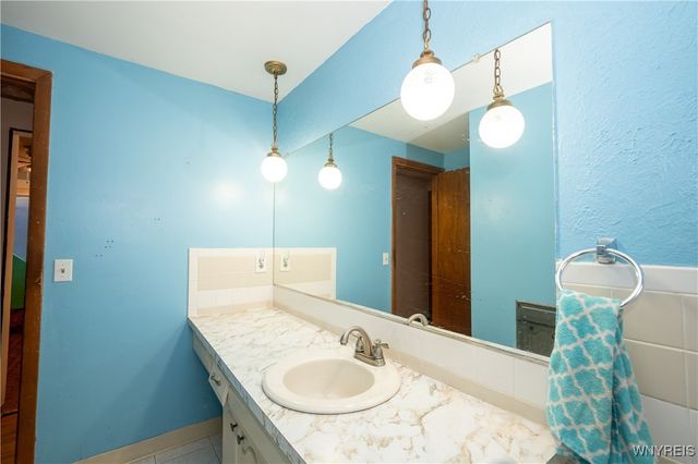 16 Oakwood Drive, Cheektowaga, NY 14227