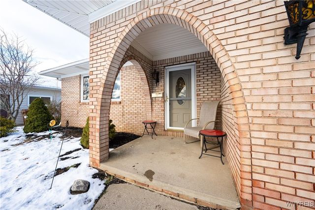 16 Oakwood Drive, Cheektowaga, NY 14227