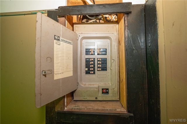 16 Oakwood Drive, Cheektowaga, NY 14227