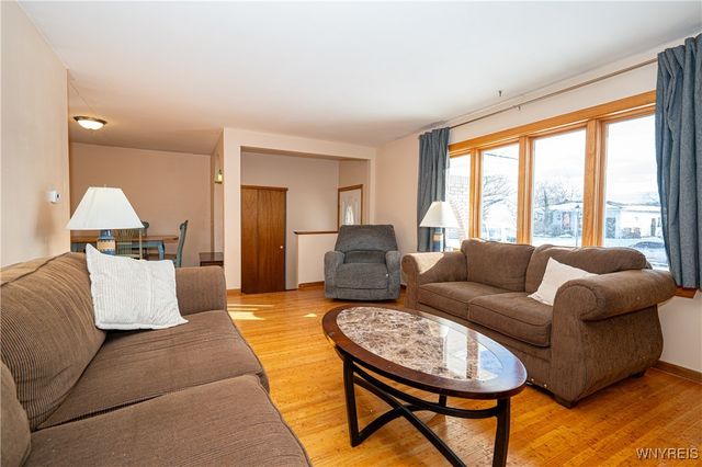 16 Oakwood Drive, Cheektowaga, NY 14227