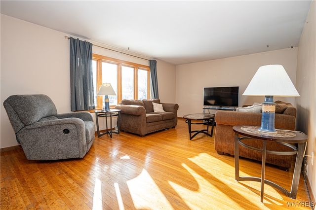 16 Oakwood Drive, Cheektowaga, NY 14227