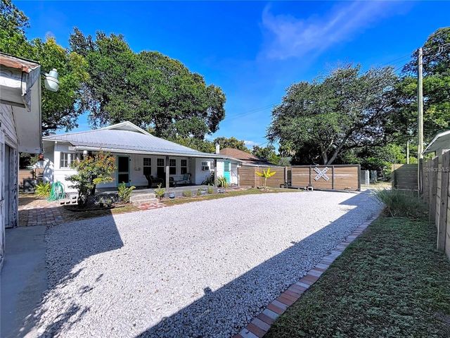 901 W BAKER STREET, Plant City, FL 33563