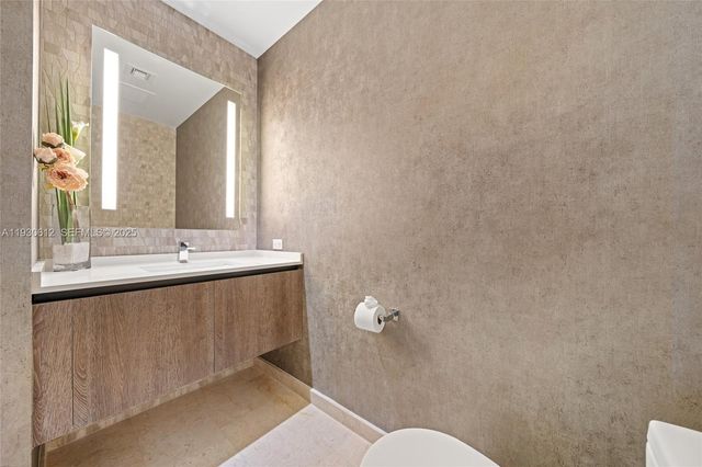 88 SW 7th St 3212, Miami, FL 33130