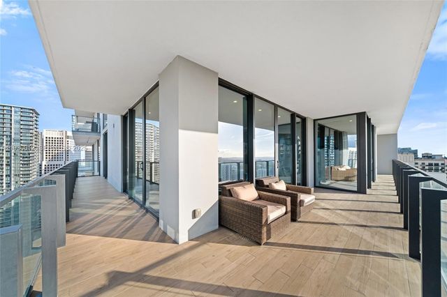 88 SW 7th St 3212, Miami, FL 33130