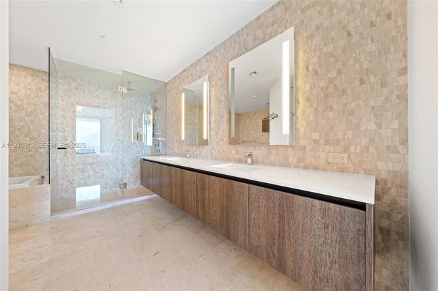 88 SW 7th St 3212, Miami, FL 33130