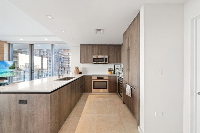 88 SW 7th St 3212, Miami, FL 33130