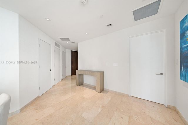 88 SW 7th St 3212, Miami, FL 33130