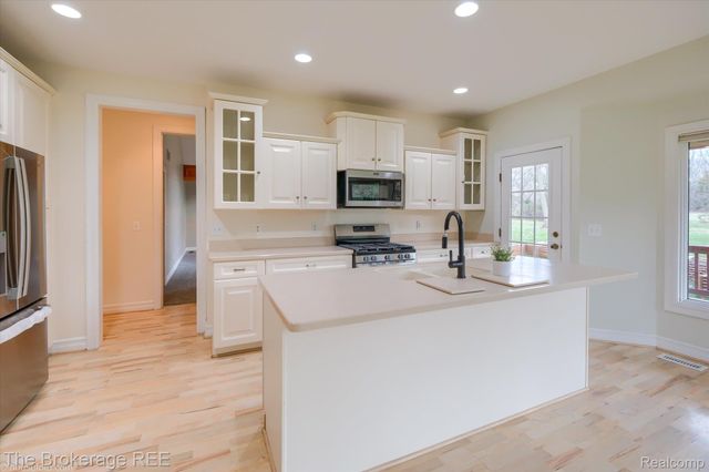 9055 N Island Drive, Flushing Charter Township, MI 48433