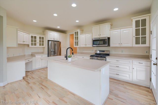 9055 N Island Drive, Flushing Charter Township, MI 48433