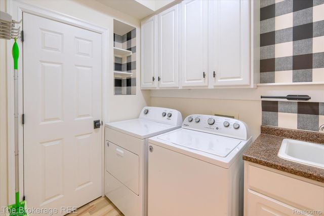 9055 N Island Drive, Flushing Charter Township, MI 48433