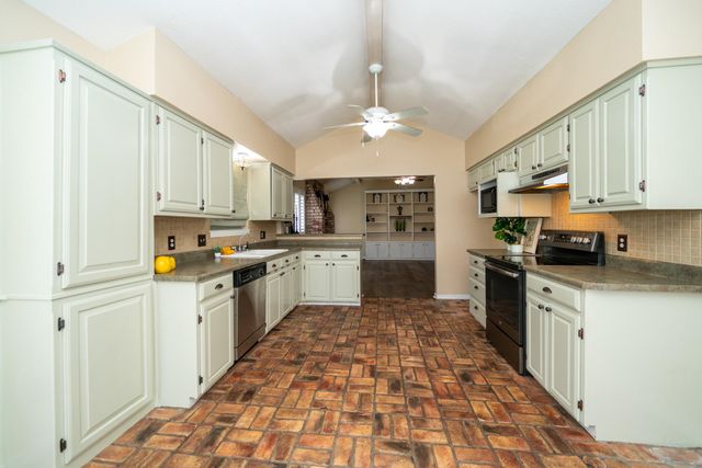 1130 Kensington Ct, Longview, TX 75605