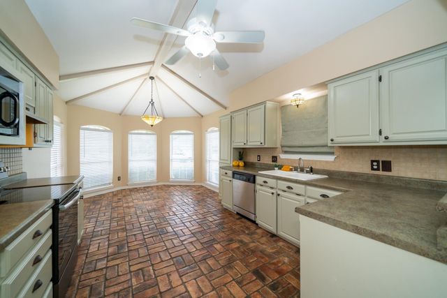 1130 Kensington Ct, Longview, TX 75605