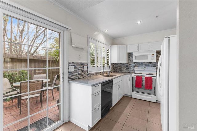 1003 Golf Course Dr, Rohnert Park, CA 94928