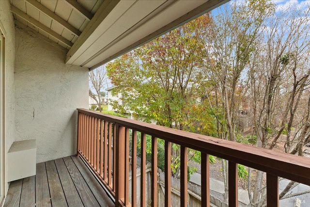 1003 Golf Course Dr, Rohnert Park, CA 94928