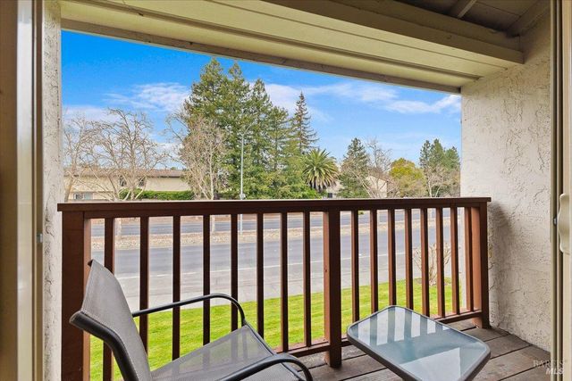 1003 Golf Course Dr, Rohnert Park, CA 94928