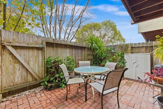 1003 Golf Course Dr, Rohnert Park, CA 94928