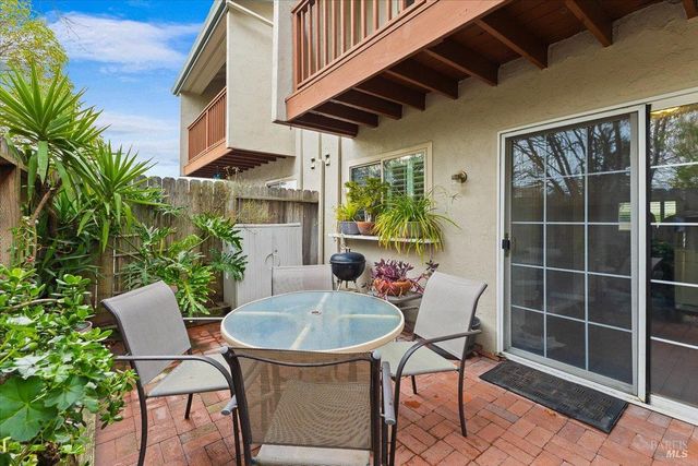 1003 Golf Course Dr, Rohnert Park, CA 94928