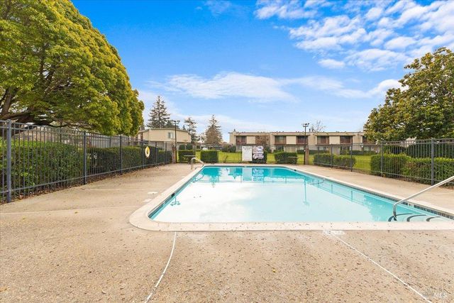 1003 Golf Course Dr, Rohnert Park, CA 94928