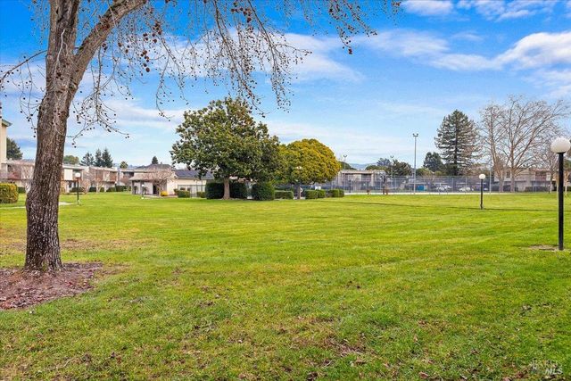 1003 Golf Course Dr, Rohnert Park, CA 94928