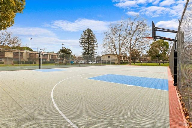 1003 Golf Course Dr, Rohnert Park, CA 94928