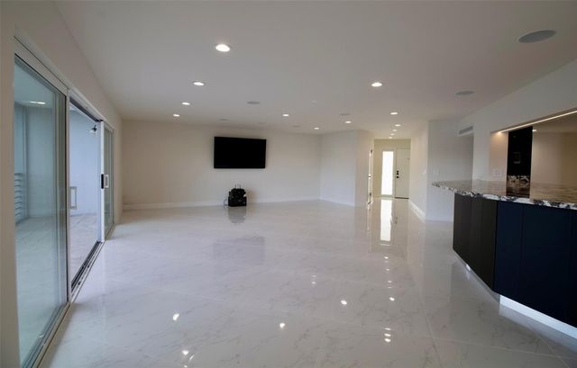 877 NE 195th Street 222, Miami, FL 33179