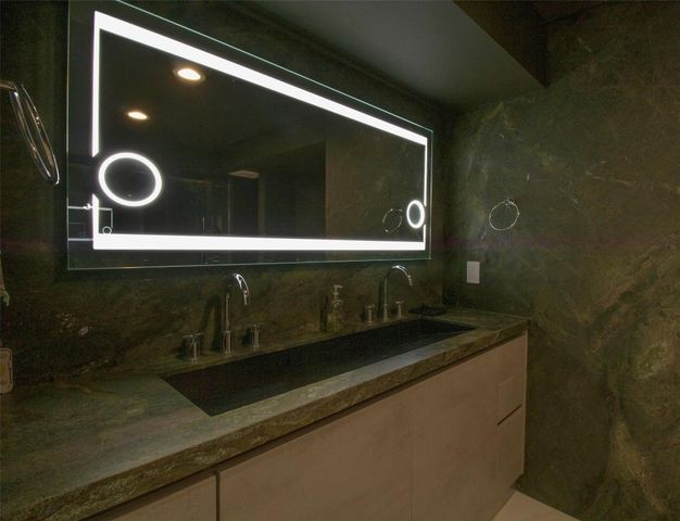 877 NE 195th Street 222, Miami, FL 33179