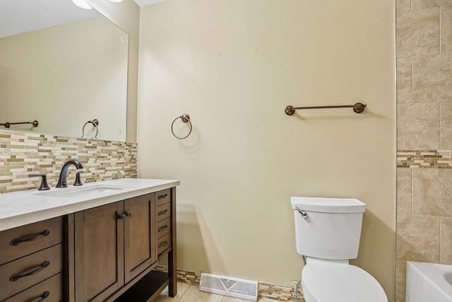 12123 Lake View Drive, Orland Park, IL 60467