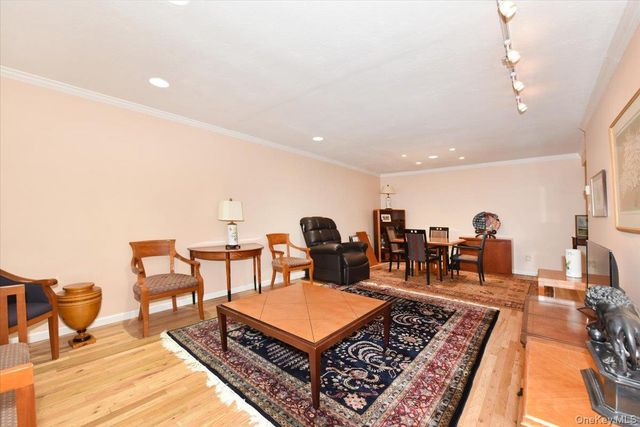 180 S MIDDLE NECK Road 3-K, Great Neck, NY 11021