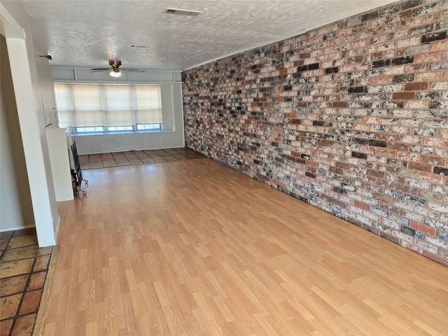 25 W Mountain Creek Drive 6, Grand Prairie, TX 75052