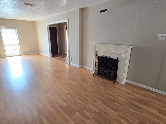 25 W Mountain Creek Drive 6, Grand Prairie, TX 75052