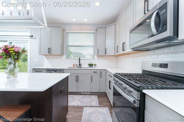 10066 Willow Oak Drive, Green Oak Township, MI 48116