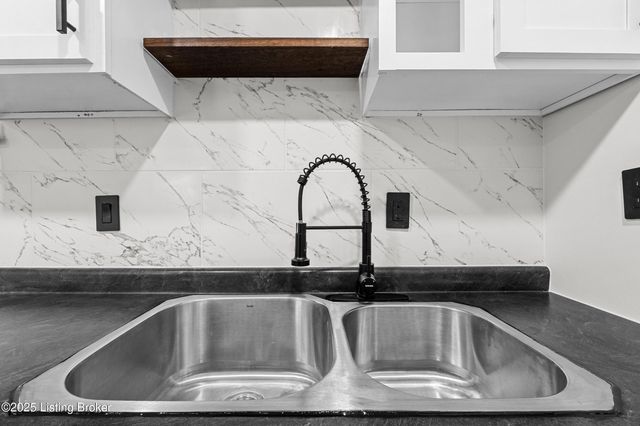 3809 Algonquin Pkwy, Louisville, KY 40211