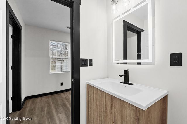 3809 Algonquin Pkwy, Louisville, KY 40211